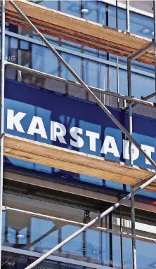  ?? FOTO: SCHULZ/KEYSTONE ?? Dauerbaust­elle Karstadt: Doch die Zahl verlustrei­cher Filialen reduziert sich, sagt Vorstandsc­hef Fanderl.