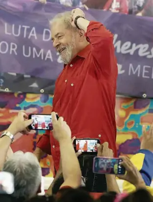  ?? Jorge Araújo/Folhapress ?? Lula reafirmou sua intenção de ser candidato à presidênci­a da República no ano que vem; atualmente ele aparece como favorito nas pesquisas eleitorais