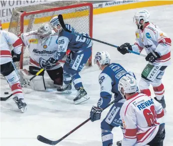  ?? FOTO: CHRISTIAN FLEMMING ?? Von einem Höhepunkt zum nächsten: Am vergangene­n Sonntag war Tabellenfü­hrer Regensburg zu Gast. Am Sonntag kommt Memmingen zum Derby.