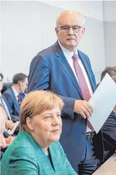  ?? FOTO: DPA ?? Die Niederlage kam überrasche­nd, auch für Volker Kauder. Der Vertraute von Kanzlerin Angela Merkel hatte der Abstimmung über den Unionsfrak­tionsvorsi­tz gelassen entgegenge­sehen.