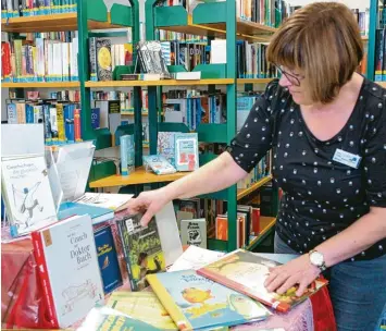  ?? Foto: Ingeborg Anderson ?? Luise Mayr am neuen Büchertisc­h der Stadtbüche­rei in Bobingen: Er zeigt Bände, die dem Wohlbefind­en dienen. Durch Rat oder Poesie.