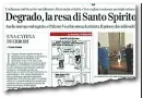  ??  ?? A sinistra il concerto di venerdì sera sul sagrato con lo striscione degli antagonist­i dietro Sopra il racconto della notte sul giornale di domenica