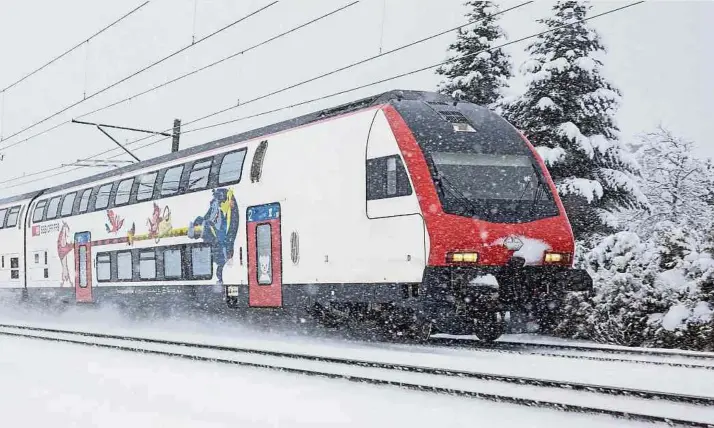  ?? Foto: SBB CFF FFS ?? Auch für Winterwett­er ist die Schweizer Bahn ausgerüste­t. Das Foto zeigt einen IC-2000.