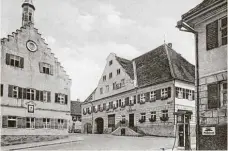  ?? Foto: Sammlung Max Trometer ?? Markantes Gebäude an markanter Stelle: die Post in der Ortsmitte von Zusmars hausen. Das Bild entstand ungefähr 1940.