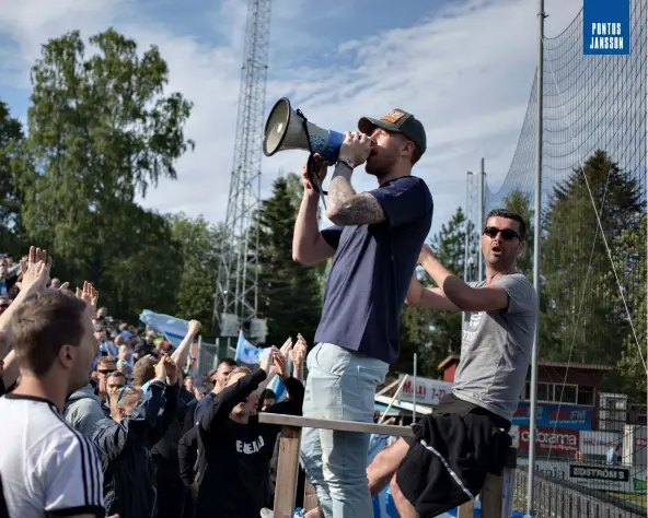  ??  ?? Above left Jansson takes his place with the Malmo faithful Above “Give me an M! Give me an A!”