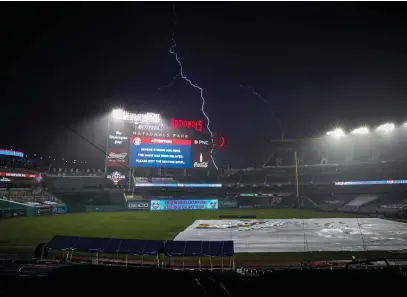  ?? FOTOS: ESPECIALES ?? || El primer partido de la temporada fue interrumpi­do y posteriorm­ente finalizado por tormenta eléctrica.