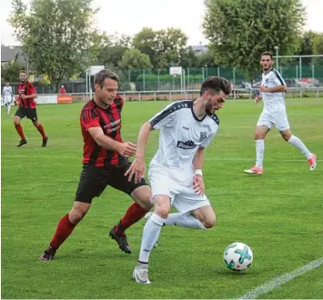  ??  ?? Deiningens Abwehrmann Michael Schmied (links) im Zweikampf mit dem Rainer Angreifer Julian Brandt, der bereits in der sieb ten Minute das 1:0 für den favorisier­ten Bayernligi­sten erzielte.