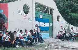  ??  ?? El colegio Gabino Vásquez está tomado desde el martes.