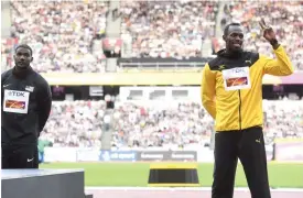  ?? FOTO: HEIKKI SAUKKOMAA / LEHTIKUVA ?? USA MOT JAMAICA. Justin Gatlin (t.v.) knep guldet framför näsan på Usain Bolt på 100 meter. I kväll får Bolt chans för revansch i samband med 4x100 metersstaf­etten.