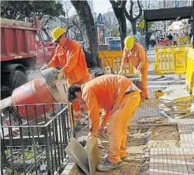  ??  ?? Trabajador­es. En los últimos dos años la pérdida salarial llegó a 16,3%.