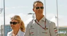  ?? Foto: Ali Haider, dpa ?? Michael Schumacher mit seiner Frau Corinna 2011 beim Formel‰1‰Rennen in Abu Dhabi. Damals fuhr er für Mercedes.