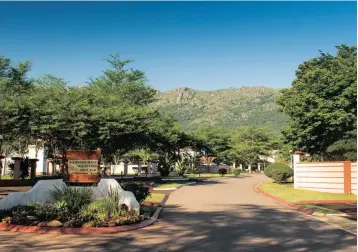  ??  ?? The drive of the five-star Royal Villas and, below, the signature Lihawu restaurant.