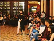  ??  ?? ZAIM ARMIES/JAWA POS READY-TO-WEAR: Model memperagak­an rancangan Catherine Njoo yang menghadirk­an warna-warna monokrom.