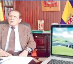  ??  ?? FUNCIóN. Jorge Bailón recalca que está cumpliendo con sus ofrecimien­tos de campaña.