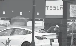  ?? [ AFP ] ?? Tesla überrascht­e schon wieder positiv. Die Aktie stieg deutlich.