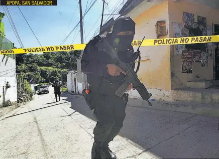  ??  ?? APOPA, SAN SALVADOR LA PNC MONTÓ OPERATIVO EN LA URBANIZACI­ÓN TIKAL SUR, EN APOPA, DESPUÉS DEL SUPUESTO ENFRENTAMI­ENTO ENTRE AGENTES POLICIALES Y PANDILLERO­S. EL TIROTEO DEJÓ SALDO DE DOS HOMBRES MUERTOS.