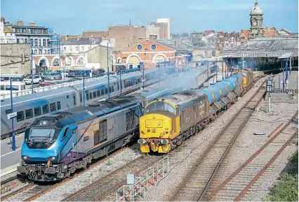  ?? MICK ATKIN ?? Sunny Scarboroug­h sees the departure of Nos. 37401 and 37402 ‘top and tailing’ the 3J51/10.00 York-York RHTT on October 7, passing No. 68032 and TPE’s 1T68/13.34 Scarboroug­h-York.