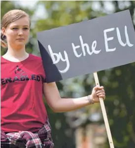  ?? AFP ?? Una joven manifestan­te muestra una pancarta a favor de seguir dentro de la Unión Europea, este sábado en Londres.