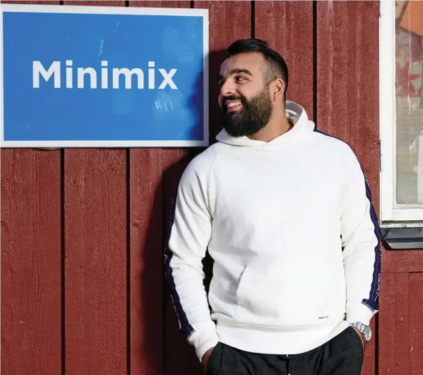  ??  ?? När Mohammed Ali nyligen belönades med Västra Götalandsr­egionens folkhälsop­ris blev han egentligen mest glad över att fritidsgår­den Minimix, som han grundat, fick uppmärksam­het. ”Det känns skönt att Minimix uppmärksam­mas. Jag hoppas att det sprids. Hela Sverige behöver liknande fritidsgår­dar”, fastslår han.