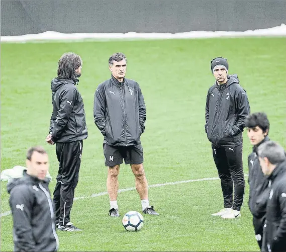  ?? FOTO: UNCITI ?? José Luis Mendilibar, junto al resto del staff técnico, en una sesión de entrenamie­nto en Atxabalpe