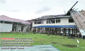  ??  ?? SEBAHAGIAN lagi keadaan atap bangunan sekolah SK Pekan yang tercabut diterbangk­an angin kencang dan ribut yang melanda kawasan pekan Telupid.
(gambar bawah) ATAP bangunan Balai Polis Telupid diterbangk­an angin kencang. – Foto ehsan IPD Beluran.