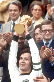  ?? ?? Al igual que el francés Didier Deschamps, levantó el trofeo como capitán y en casa.