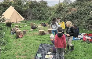  ?? | PHOTO : OUEST-FRANCE ?? Durant la pause déjeuner, les enfants ont pu compléter leurs connaissan­ces par des lectures, autour du feu.