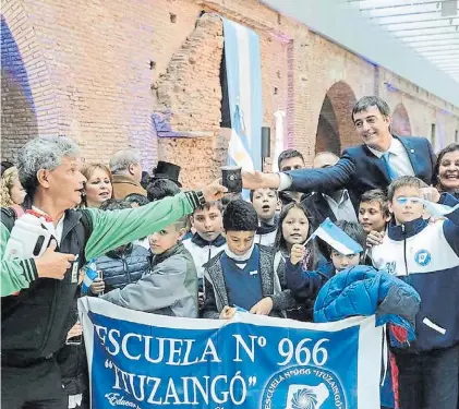  ??  ?? Gestión y campaña. Bullrich, ministro de Educación de la Nación y candidato en la Provincia.