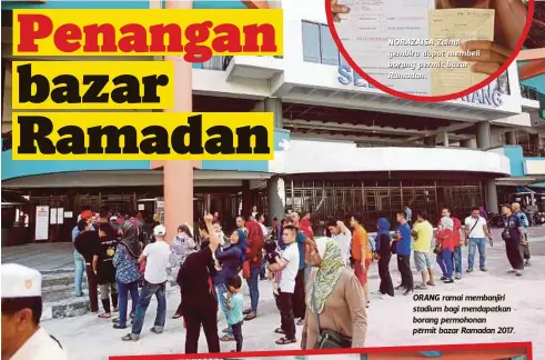  ??  ?? NORAZAISA Zain al gembira dapat membeli borang permit bazar Ramadan . ORANG ramai membanjiri stadium bagi mendapatka­n borang permohonan permit bazar Ramadan 2017.