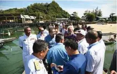  ??  ?? JAMALUDIN dan Salahuddin (tengah) meninjau pemendapan pasir di Pelabuhan LKIM Chendering, Terengganu.