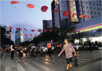  ?? FOTO ILUSTRASI: DITE SURENDRA/JAWA POS ?? STOP DULU: Seorang pejalan kaki menyeberan­g di zebra cross jalan protokol Surabaya. Atur kecepatan kendaraan ketika mendekati persimpang­an maupun penyeberan­gan orang. Foto diambil sebelum pandemi.