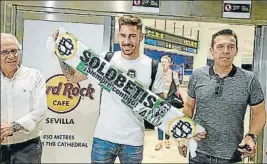  ?? FOTO: TWITTER ?? Javi García, a su llegada el pasado sábado al aeropuerto de Sevilla