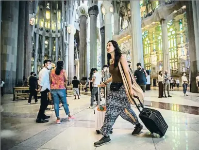  ??  ?? Una turista a la Sagrada Família, acabada de reobrir; ara els francesos en són els visitants més nombrosos