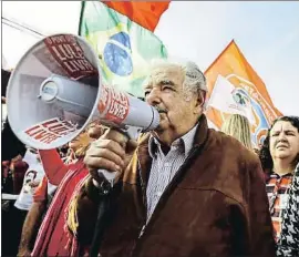  ?? JOKA MADRUGA / AFP ?? El expresiden­te de Uruguay José Mujica visitó el jueves a Lula