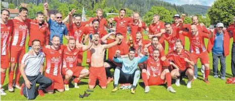  ?? FOTO: HANS HERRMANN ?? Die Mannschaft des SV Geisingen feiert in der Bezirkslig­a die vorzeitige Meistersch­aft. Der Verein steigt damit zum ersten Mal in die Landesliga auf. Mit großem Jubel wurde der Titelgewin­n gefeiert.