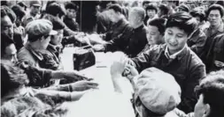  ?? 《知之深爱之切》资料图片 ?? 1984年10月，习近平在河北省正定县­街头发放《民意调查表》。