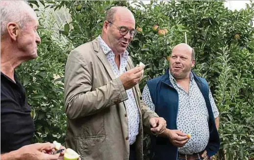  ?? Fotos: Guy Jallay ?? Beim Vorernteru­ndgang am Pretermer Haff konnte sich Landwirtsc­haftsminis­ter Claude Haagen (Mitte) ein Bild vom diesjährig­en Obst machen.