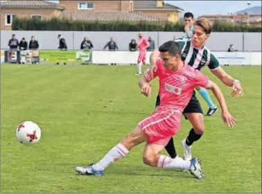  ??  ?? IMPOTENCIA. Jose Fran, ayer, ante el Peralada. El Hércules estuvo nulo defensa y ataque.