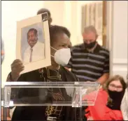  ?? (Eplunus Colvin/ Pine Bluff Commercial) ?? Joe Linda Smith holds up a photo of her late husband, Cortez Smith. He died in February from covid-19, Joe Linda Smith said.