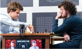  ?? Photograph: Crystal Fuller/Saint Louis Chess Club ?? Magnus Carlsen (left) lost with the white pieces to Hans Niemann in the third round of the Sinquefiel­d Cup in St Louis.