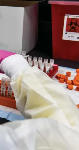  ?? FOTO: CHANDAN KHANNA/LEHTIKUVA–AFP ?? ■
Laboratori­epersonal i Florida jobbar med blodprover inom ett forsknings­projekt för att ta fram vaccin mot covid-19.