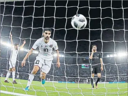  ?? FOTO: AP ?? Los jugadores del Al Jazira celebran el 1-0 ante un Achraf cuya cara desvela que no entiende nada de lo que estaba sucediendo