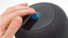  ??  ?? Ob „Hey Siri“oder ein Fingertipp­er auf den Deckel: Der HomePod wird kinderleic­ht gesteuert. Dass Siri mithört, zeigt die bunte Animation im Display an.