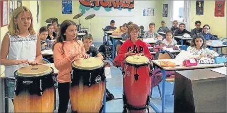  ??  ?? Initiation aux percussion­s réussie.