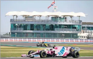  ??  ?? Lance Stroll pilota el Racing Point RP20 durante la primera sesión de entrenamie­ntos libres en Silverston­e.