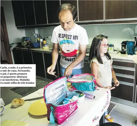  ??  ?? Carla, a mãe, é a primeira a sair de casa. Fernando, o pai, é quem prepara os pequenos-almoços e as lancheiras. Mafalda é a mais velha de três irmãos