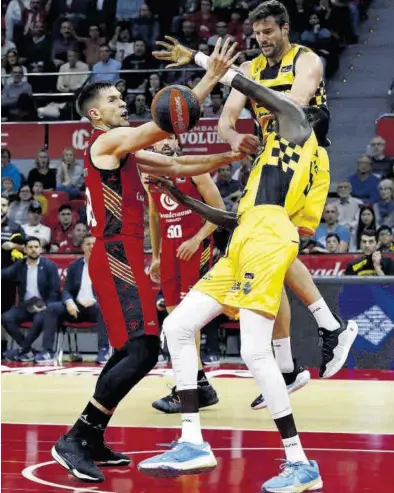  ?? JAIME GALINDO ?? Sulejmanov­ic pelea un balón con Diop y Doornekamp, durante el partido de ayer.