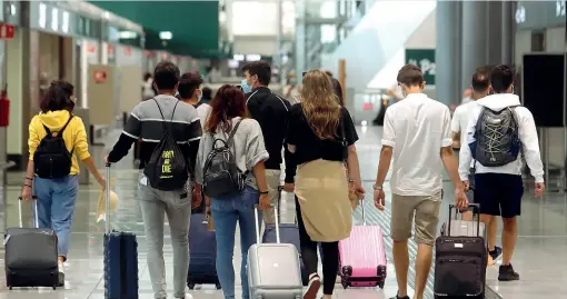  ?? ?? Aeroporto Con l’aumento del traffico aereo a Malpensa e negli altri aeroporti sono aumentati i «servizi» illegali proposti da figure che gravitano dentro e fuori lo scalo