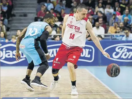  ?? FOTO: ACB PHOTO/E. CANDEL ?? Javi Salgado El base del RETAbet Bilbao Basket trata de controlar el balón durante el partido ante el Estudiante­s