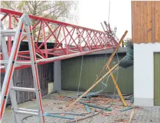  ?? FOTO: STEFANIE GRONOSTAY ?? Ein Kran knickte in Ellhofen ab, er krachte unter anderem auf eine anliegende Terrasse. Bei dem Unfall wurde der Kranführer verletzt.